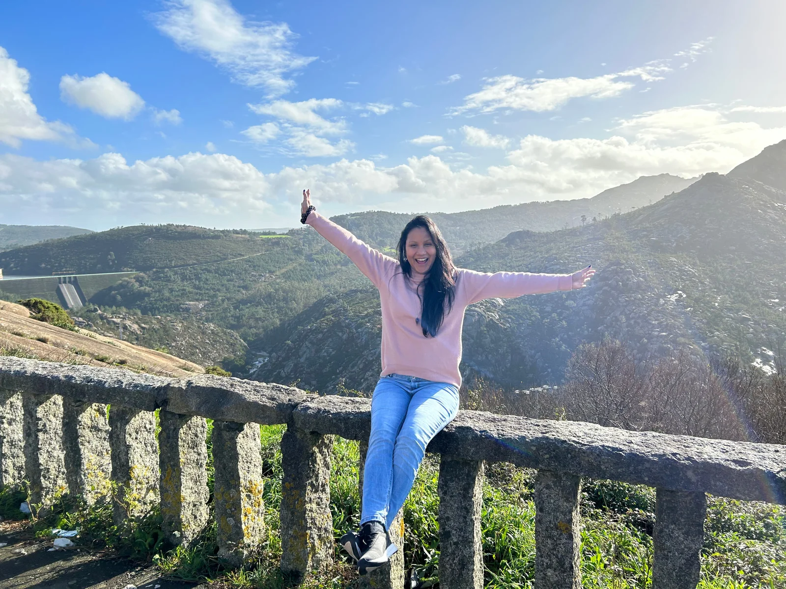 Fotografía real de Maryana Morgado, tarotista venezolana